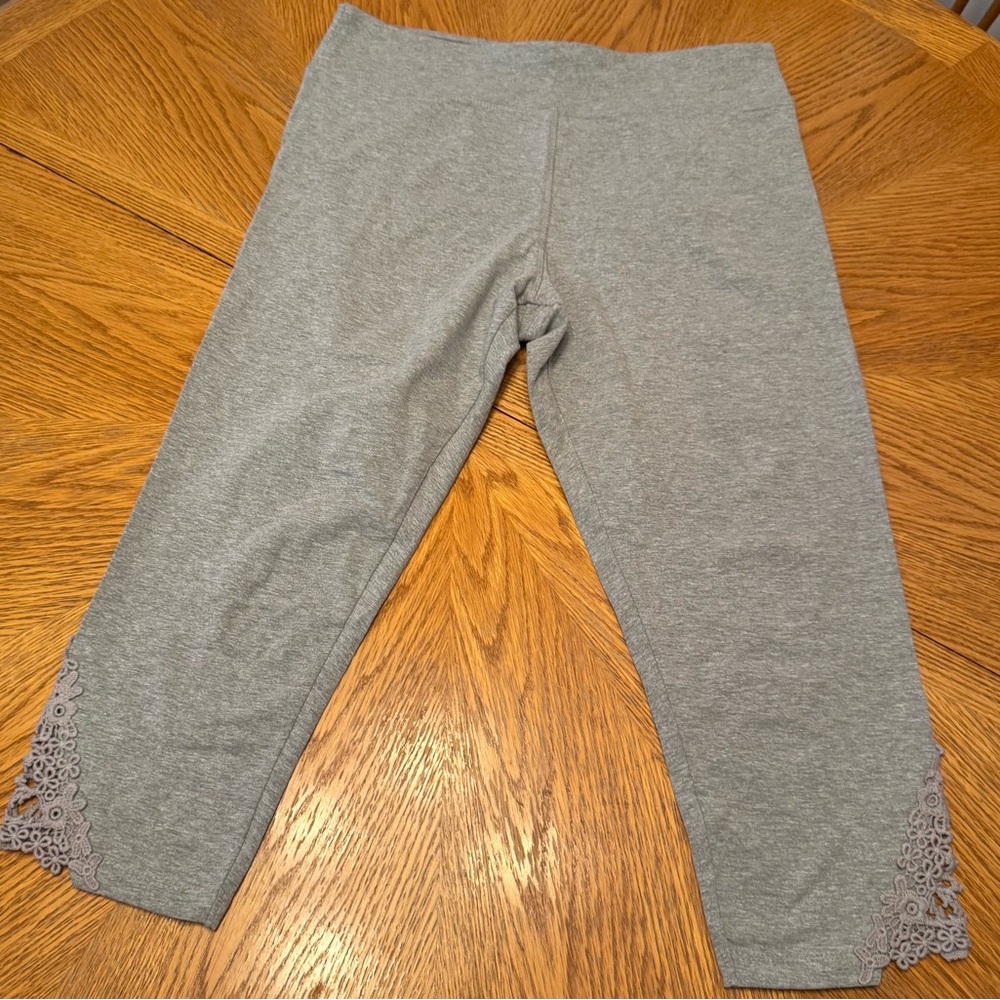 French Laundry Women’s Stylish Casual Gray Capris Pretty Lace Detail size 1X